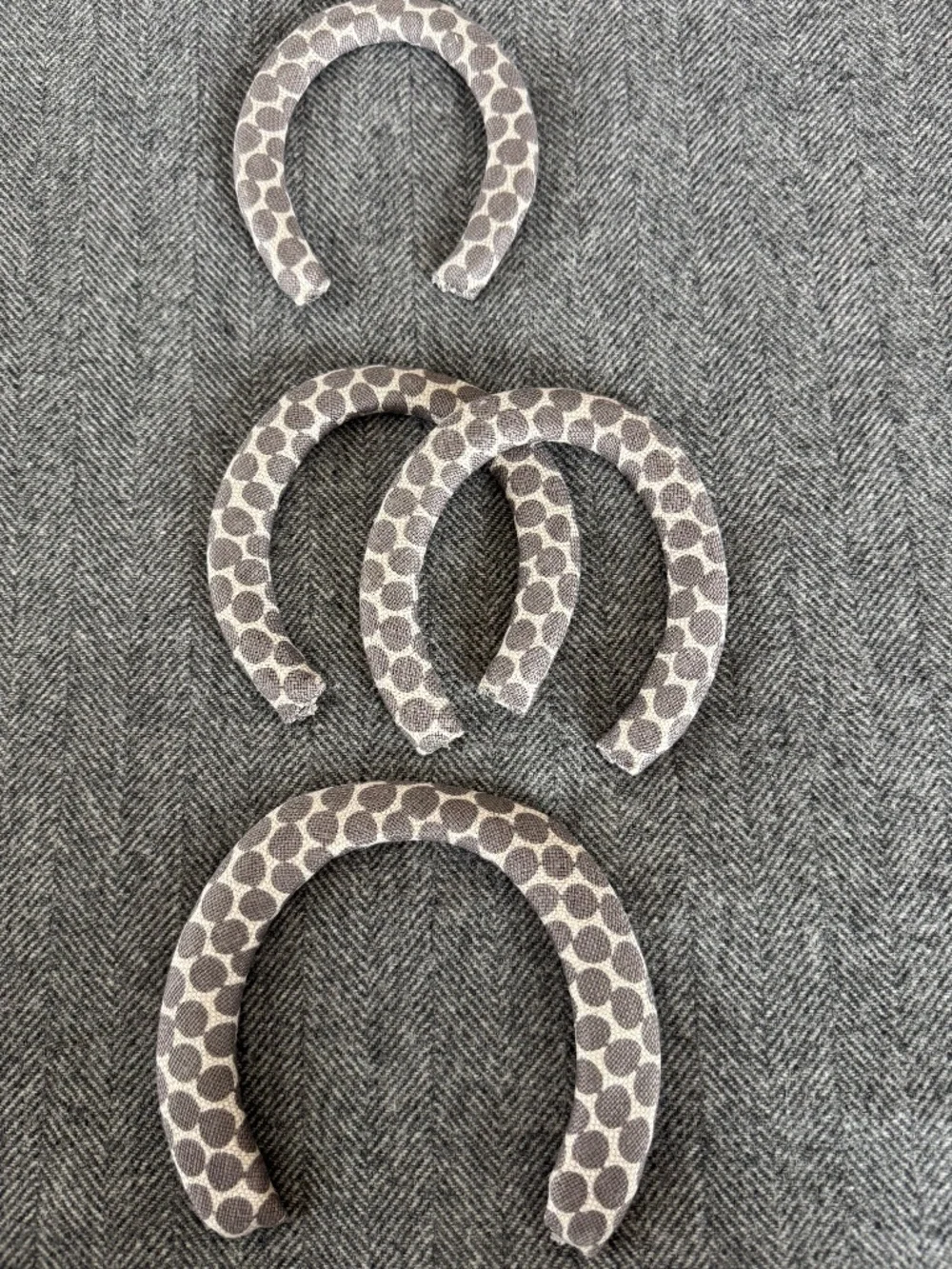 NWOT, LARGE SIZE FABRIC COVERED HORSESHOE IN HABLE CONSTRUCTION FABRIC